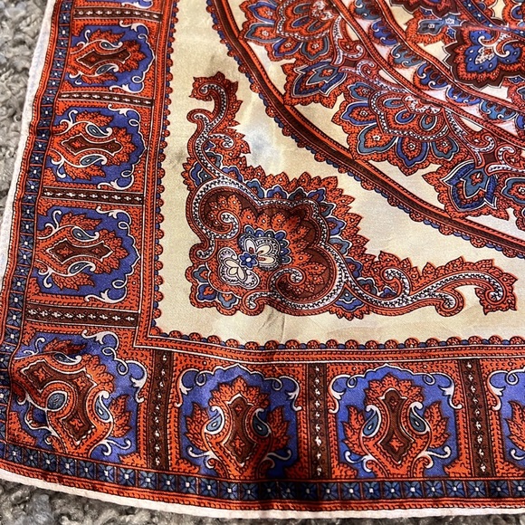 Vintage Gorgeous printed scarf hand stitched silky feel excellent condition - Picture 5 of 11